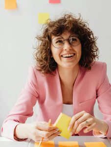 Assistant zoeken en inhuren 2025: professionele assistant werkt geconcentreerd in moderne kantooromgeving