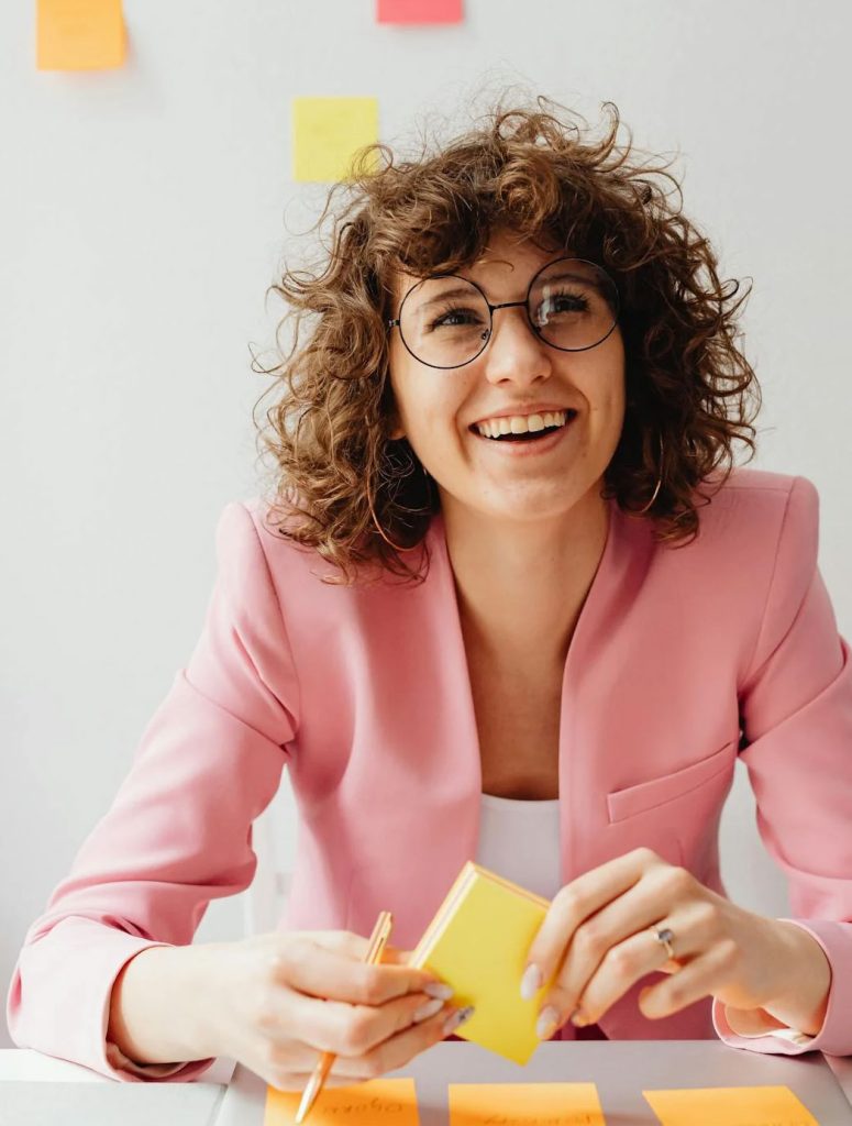 Assistant zoeken en inhuren 2025: professionele assistant werkt geconcentreerd in moderne kantooromgeving